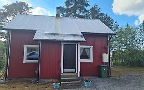 Mukavä mökki luonnon rauhassa maaseudulla.
